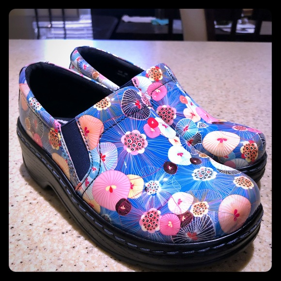 klogs naples nursing shoes
